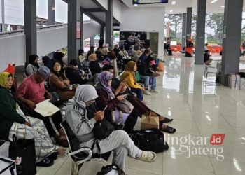 Sejumlah penumpang sedang menunggu bus di ruang tunggu Terminal Tipe A Tingkir, Salatiga, baru-baru ini. (Dok. Pribadi/Lingkarjateng.id)