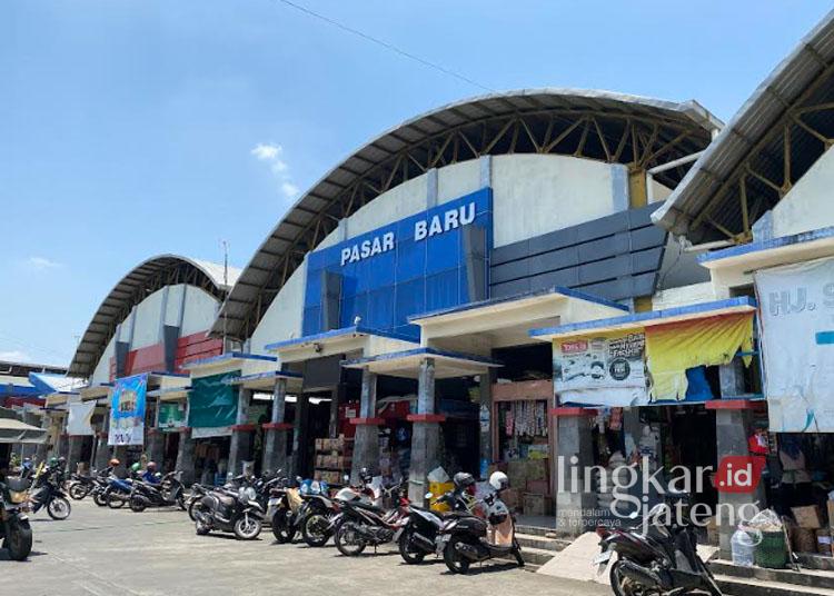 Tampak depan bangunan Pasar Baru Kudu. (Nisa Hafizhotus S./Lingkarjateng.id)