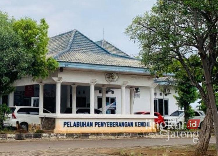 Suasana Pelabuhan Penyeberangan Kendal yang sepi aktivitas lantaran KMP Kalibodri tak kunjung beroperasi. (Dok. Pribadi/Lingkarjateng.id)