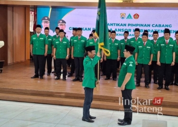 Dilantik, Ali Nurudin Resmi Jadi Ketua PC GP Ansor Kendal Periode 2024-2028 31 Misbahul Munir (kanan) saat menyerahkan bendera pataka kepada Ahmad Ali Nurudin (kiri) sebagai simbol serah terima jabatan Ketua PC GP Ansor Kabupaten Kendal periode 2024-2028 berlangsung di Pendopo Tumenggung Bahurekso Kendal pada Minggu, 12 Januari 2025. (Arvian Maulana/Lingkarjateng.id)