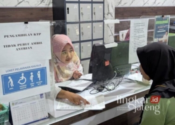 Warga saat mengurus E-KTP di Dindukcapil Rembang. (Dok. Rembangkab/Lingkarjateng.id)