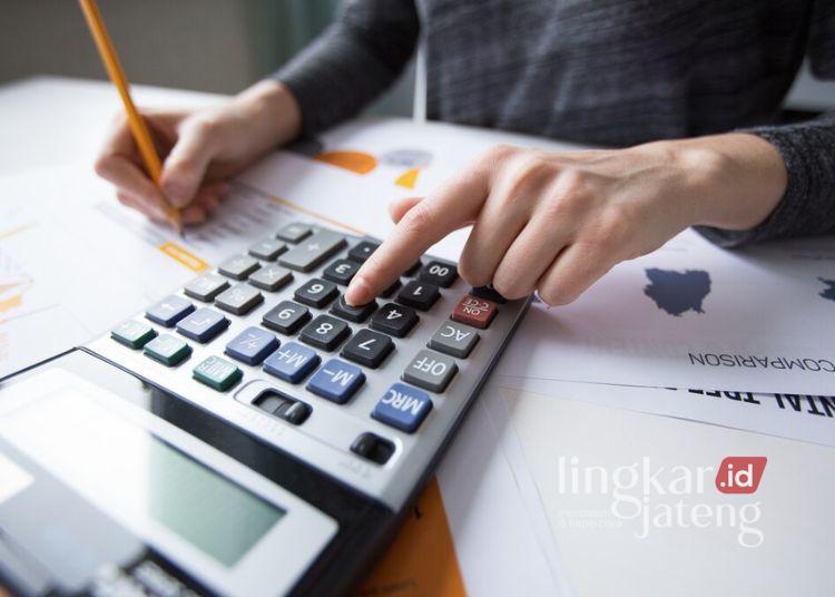 Pelayanan Pajak Daerah di Jepara Tutup Sementara 25 ILUSTRASI: seseorang menghitung pengeluaran pajak. (Freepik @katemangostar/Lingkarjateng.id)
