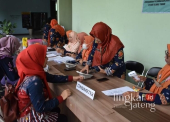 ILUSTRASI : Petugas saat melakukan pemeriksaan kesehatan gratis untuk warga Kabupaten Demak. (M. Burhanuddin Aslam/Lingkarjateng.id)