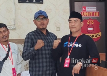 BUAT LAPORAN: Pemilik Warung Kerang Kaliampo melaporkan dugaan tindak pidana aduan palsu, fitnah, dan pencemaran nama baik ke Polresta Pati, 2023 lalu. (Dok. Pribadi/Lingkarjateng.id)