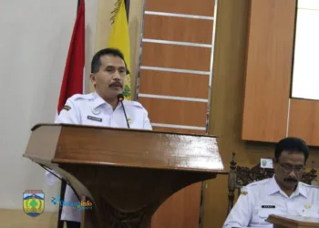 Sekretaris Daerah Kabupaten Jepara Edy Sujatmiko menyampaikan sambutan dalam agenda konsultasi publik Rencana Kerja Pemerintah Daerah (RKPD) Kabupaten Jepara Tahun 2026 di Gedung Ratu Shima pada Rabu, 15 Januari 2025. (Tomi Budianto/Lingkarjateng.id)