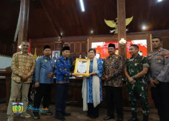 SIMBOLIS: Penjabat (Pj) Bupati Jepara, Edy Supriyanta, saat menyerahkan piagam penghargaan kepada Wakil Ketua MPR RI Lestari Moerdijat yang menjadi penggagas usulan gelar pahlawan nasional Ratu Kalinyamat, di Pendopo Kartini, Jumat, 17 Januari 2025. (Tomi Budianto/Lingkarjateng.id)