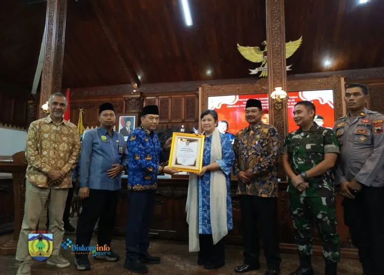 SIMBOLIS: Penjabat (Pj) Bupati Jepara, Edy Supriyanta, saat menyerahkan piagam penghargaan kepada Wakil Ketua MPR RI Lestari Moerdijat yang menjadi penggagas usulan gelar pahlawan nasional Ratu Kalinyamat, di Pendopo Kartini, Jumat, 17 Januari 2025. (Tomi Budianto/Lingkarjateng.id)