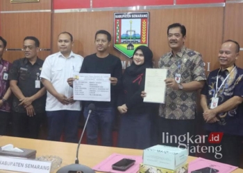 Pemkab Semarang saat melakukan proses pembelian lahan untuk relokasi SDN 01 Bawen yang terdampak pembangunan Tol Bawen-Jogja di Ruang Kantor Bupati Semarang, Ungaran, pada Selasa, 31 Desember 2024. (Dok. Diskominfo Kab. Semarang/Lingkarjateng.id)