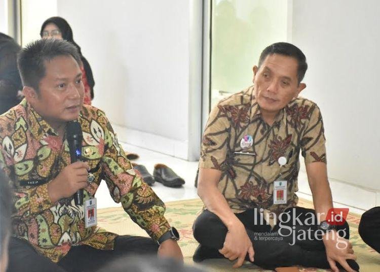 AUDIENSI: Pj Wali Kota Salatiga Yasip Khasani (kiri) saat berdialog dengan jajaran Dinas Lingkungan Hidup (DLH), Jumat, 3 Januari 2025. (Dok.Prokompim Setda Salatiga/Lingkarjateng.id)