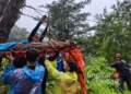 EVAKUASI: BPBD Jepara mengevakuasi korban selamat dari longsor di Dukuh Jabung, Desa Tanjung, Kecamatan Pakisaji, Kabupaten Jepara, pada Rabu, 29 Januari 2025. (BPBD Jepara/Lingkarjateng.id)