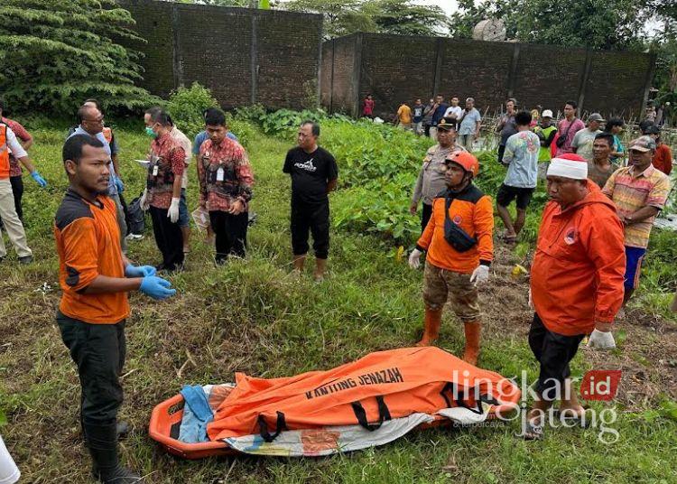 EVAKUASI: Proses evamuasi mayat pria yang ditemukan di tanah kapling Dukuh Karangponcol, Desa Prambatan Lor, Kecamatan Kaliwungu, Kabupaten Kudus, Selasa, 4 Januari 2025. (Fahtur Rohman/Lingkarjateng.id)