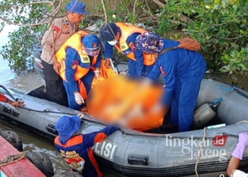 Anggota Polsek Juwana, unit Reskrim, dan anggota Satpolairud Polresta Pati tengah mengevakuasi mayat perempuan yang ditemukan mengambang di Sungai Silugonggo, Juwana, Pati, pada Kamis sore, 9 Januari 2025. (Setyo Nugroho/Lingkarjateng.id)