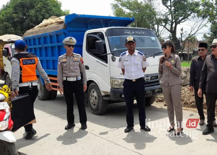 Jajaran Komisi C DPRD Kendal bersama Satlantas Polresdan personel Dishub Kendal saat melakukan penertiban armada truk dump galian C di Dukuh Magangan, Desa Jatirejo, Kecamatan Ngampel, Kabupaten Kendal, pada Sabtu, 4 Januari 2025. (Arvian Maulana/Lingkarjateng.id)