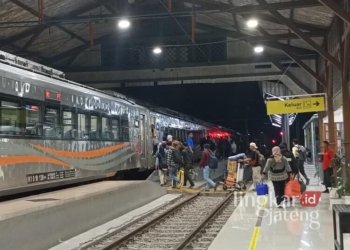 ILUSTRASI : Para penumpang hendak menaiki kereta api di Stasiun Cepu, Kabupaten Blora. (Dok. KAI/Lingkarjateng.id)