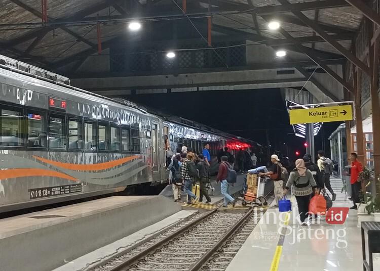 Ada Normalisasi Jalur, Perjalanan KA Blora Jaya Cepu-Semarang Dibatalkan hingga 5 Februari 25 ILUSTRASI : Para penumpang hendak menaiki kereta api di Stasiun Cepu, Kabupaten Blora. (Dok. KAI/Lingkarjateng.id)