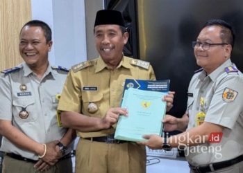 Penyerahan sertifikat tanah secara simbolis oleh Kantor Pertanahan Kabupaten Rembang kepada Pemkab Rembang melalui Bupati Abdul Hafidz pada Senin, 13 Januari 2025. (Dok. Rembangkab/Lingkarjateng.id)