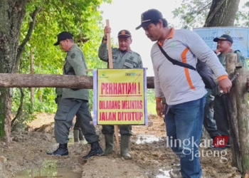 Petugas KPH Purwodadi menutup jalan milik Perhutani yang digunakan sebagai akses jalan tambang galian C dari CV Asta Mulya Mandiri di Desa Kronggen, Kecamatan Brati, Kabupaten Grobogan pada Sabtu, 4 Januari 2025 kemarin. (Dok. Pribadi/Lingkarjateng.id)