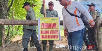 Petugas KPH Purwodadi menutup jalan milik Perhutani yang digunakan sebagai akses jalan tambang galian C dari CV Asta Mulya Mandiri di Desa Kronggen, Kecamatan Brati, Kabupaten Grobogan pada Sabtu, 4 Januari 2025 kemarin. (Dok. Pribadi/Lingkarjateng.id)