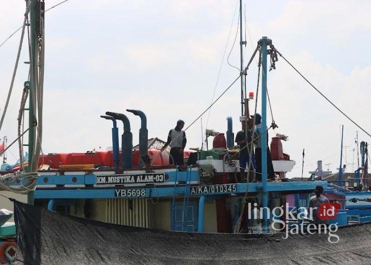 PARKIR KAPAL: Nelayan di TPI Juwana unit 1 tengah menyandarkan kapalnya baru-baru ini. (Setyo Nugroho/Lingkarjateng.id)