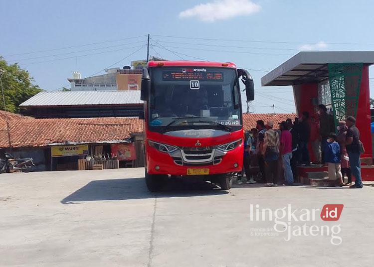 Para penumpang hendak menaikai bus Trans Jateng yang berada di Terminal Godong, Kabupaten Grobogan. (Eko Wicaksono/Lingkarjateng.id)