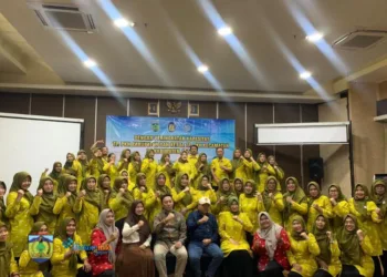 BERSINERGI: Penjabat (Pj) Bupati Jepara Edy Supriyanta (bertopi) foto bersama usai kegiatan peningkatan kapasitas bagi pengurus TP PKK Kabupaten Jepara dan TP PKK Kecamatan se-Kabupaten Jepara, di Yogyakarta, Selasa, 14 Januari 2025. (Tomi Budianto/Lingkarjateng.id)