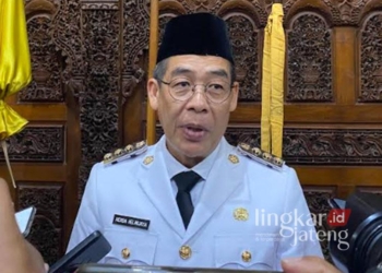 Pj. Bupati Kudus, Herda Helmijaya, saat diwawancara di Pendopo Kabupaten Kudus pada Senin sore, 13 Januari 2025. (Nisa Hafizhotus S./Lingkarjateng.id)