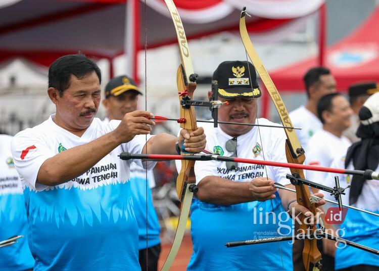 Pj Gubernur Jateng Buka Kejuaraan Panahan se-Jawa Tengah di Stadion Joyokusumo Pati 25 Pj Gubernur Jawa Tengah, Nana Sudjana, saat menghadiri pembukaan Kejuaraan Panahan Sirkuit IV Jawa Tengah 2025 di Stadion Joyokusumo, Kabupaten Pati, pada Kamis, 23 Januari 2025. (Jatengprov/Lingkarjateng.id)