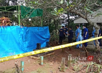 Makam Warga Semarang Korban Dugaan Penganiayaan Oknum Polisi Jogja Dibongkar, Ini Kondisinya 32 Proses ekshumasi makam Darso, korban dugaan penganiayaan oleh oknum anggota Polresta Yogyakarta di Kampung Gilisari, Kelurahan Purwosari, Kecamatan Mijen, Kota Semarang, pada Senin, 13 Januari 2025. (Rizky Syahrul Al-Fath/Lingkarjateng.id)