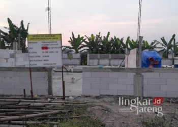 Pembangunan dapur umum program makan bergizi gratis (MBG) yang diduga tak berizin dan mencatut BGN di Kecamatan Cepu, Kabupaten Blora. (Eko Wicaksono/Lingkarjateng.id)