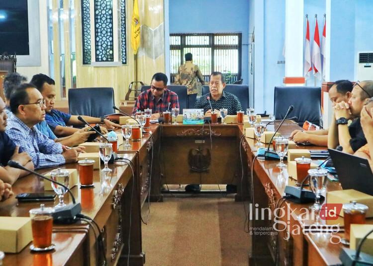 Ketua DPRD Kabupaten Pekalongan, Abdul Munir, memimpin rapat kerja bersama perangkat daerah setempat membahas percepatan penanganan bencana di Gedung Paripurna DPRD, Selasa,28 Januari 2025. (Fahri Akbar/Lingkarjateng.id)