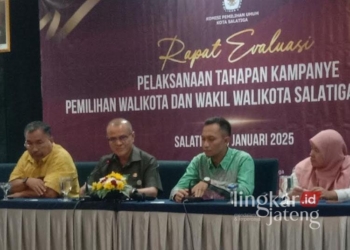 Kesbangpol Salatiga Sebut Pelanggaran Kampanye Robby-Nina Terbanyak 32 Kepala Badan Kesbangpol Kota Salatiga, Valentino Tanto Haribowo (dua dari kiri), saat memaparkan materi evaluasi pelaksanaan tahapan kampanye Pilwalkot Salatiga 2024 yang diselenggarakan KPU setempat pada Kamis, 16 Januari 2025. (Angga Rosa/Lingkarjateng.id)