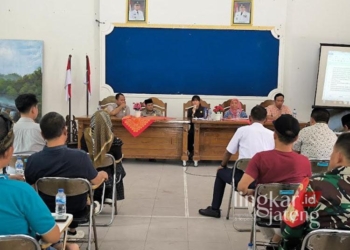Ketua Komisi C DPRD Kendal, Sisca Meritania, saat mempin rapat koordinasi terkait polemik tambang galian C Winong di Aula Kecamatan Winong, Kendal, pada Jumat, 3 Januari 2025. (Arvian Maulana/Lingkarjateng.id)