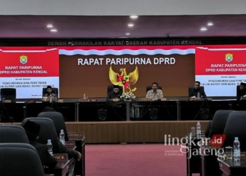 Rapat paripurna DPRD penetapan Bupati dan Wakil Bupati Kendal periode 2025-2030 di Ruang Rapat DPRD Kendal, Jumat, 10 Januari 2025. (Arvian Maulana/Lingkarjateng.id)
