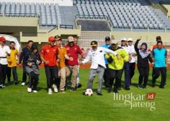 Pj. Bupati Jepara, Edy Supriyanta (menendang bola), bersama pimpinan perangkat daerah saat menggelar doa dan tasyakuran di Stadion Gelora Bumi Kartini (GBK) pada Jumat, 3 Januari 2025. (Dok. Pemkab Jepara/Lingkarjateng.id)