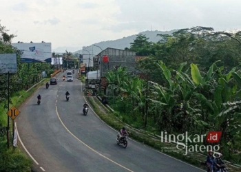 ILUSTRASI: Kondisi lalu lintas di perbatasan Jawa Barat dan Jawa Tengah turut Desa Panulisan Barat, Kecamatan Dayeuhluhur, Kabupaten Cilacap, Kamis, 20 April 2023 sore. (Antara/Lingkarjateng.id)
