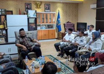 Sejumlah kepala desa saat menemui Wakil Bupati Rembang, Mohammad Hanies Cholil Barro’, di Kantor Sekretariat Daerah (Setda) Rembang pada Selasa, 31 Desember 2024. (Dok. Pemkab Rembang/Lingkarjateng.id)
