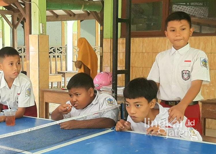 Sejumlah siswa di salah satu sekolah dasar (SD) di Kabupaten Rembang sedang istirahat. (Dok. Rembangkab/Lingkarjateng.id)