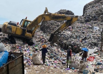 Sejumlah warga saat memilah sampah di TPA Degayu, Kota Pekalongan, Kamis, 16 Januari 2025. (Fahri Akbar/Lingkarjateng.id)