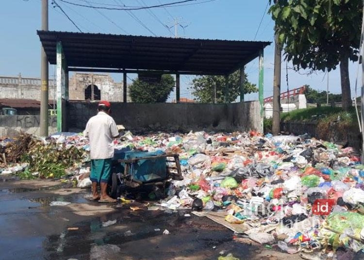 Penampakan kondisi sampah di TPS Bandarharjo, Semarang Utara, yang berserakan, Selasa, 7 Januari 2025. (Syahril Muadz/Lingkarjateng.id)