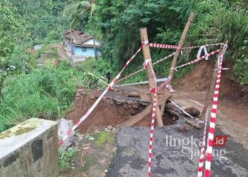Kondisi talut jalan di Dukuh Semliro, Desa Rahtawu, Kecamatan Gebog, Kabupaten Kudus, yang longsor akibat diguyur hujan pada Selasa malam, 31 Desember 2024. (Nisa Hafizhotus S./Lingkarjateng.id)