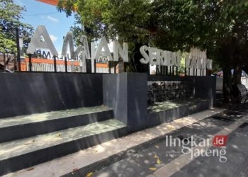 Kondisi tulisan Taman Seribu Lampu di Kecamatan Cepu, Kabupaten Blora, yang sebagian hurufnya sudah hilang, Rabu, 8 Januari 2025. (Eko Wicaksono/Lingkarjateng.id)