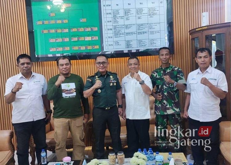 Jajaran Kodim foto bersama dengan rombongan dari Perhutani Pati, Senin (6/1). (Dok. HMS/Lingkarjateng.id)