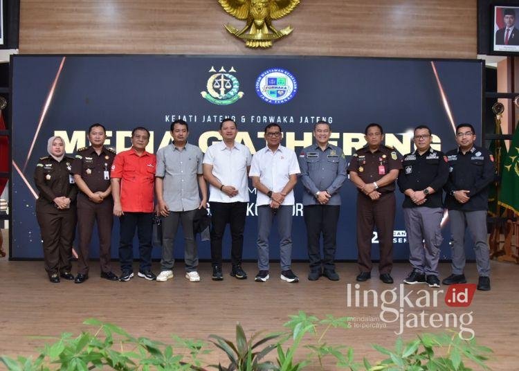 Jajaran Kejati Jateng dan FORWAKA berfoto bersama usai acara Media Gathering di Kantor Kejati Jateng pada Selasa, 21 Januari 2025. (Dok. HMS/Lingkarjateng.id)