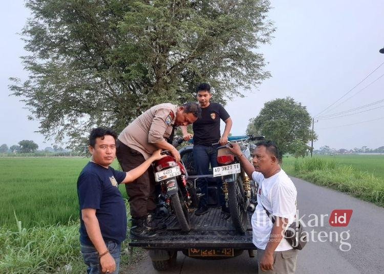 Polisi mengangkut dua unit sepeda motor yang diduga akan digunakan untuk balap liar di Jalan Raya Kalongan, Trangkil, Pati Sabtu sore (25/01). (Setyo Nugroho/Lingkarjateng.id)