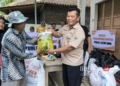 Ketua Koperasi Peternak Unggas Sejahtera Kendal sekaligus anggota DPRD Kabupaten Kendal, Suwardi menyerahkan bantuan kepada warga Dusun Cipluk. (Arvian Maulana/Lingkarjateng.id)