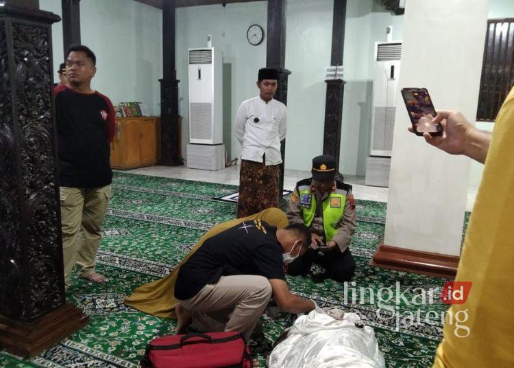 Korban saat dievakuasi untuk dibawa ke Rumah Sakit, Selasa malam, 28 Januari 2025. (M. Burhanudin Aslam/Lingkarjateng.id)