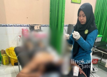 Salah satu korban pembacokan asal Dukuh Sempu, Desa Puluhan Tengah, Kecamatan Jakenan, Kabupaten Pati mendapatkan penanganan di Puskesmas setempat pada Sabtu (11/1) dini hari. (Setyo Nugroho/Lingkarjateng.id)
