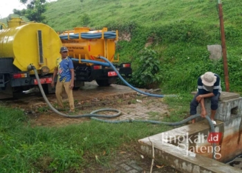 Dinas Lingkungan Hidup (DLH) tengah membersihkan licit di Sungai Dukuh Blibis, Desa/Kecamatan Margorejo, Kabupaten Pati (pintu air Bendung Blibis) pada Selasa, (14/1). (Dok. DLH Pati/Lingkarjateng.id)