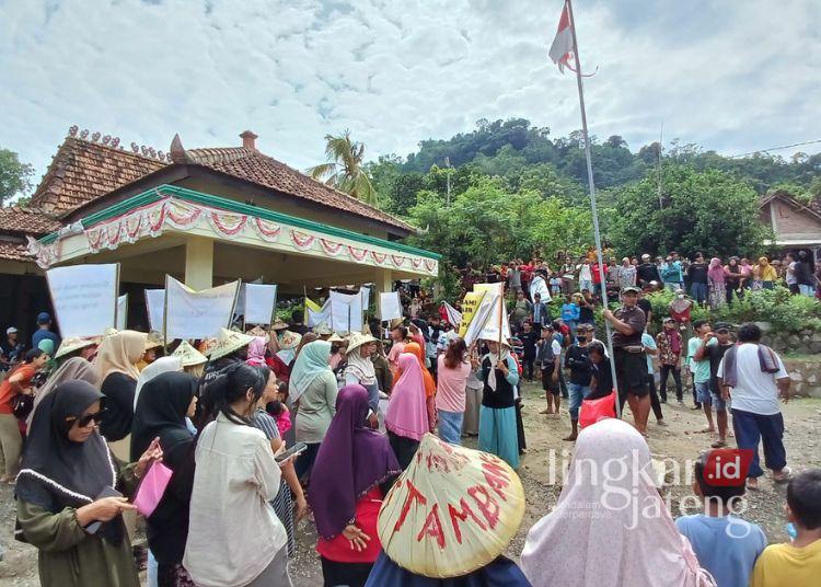 Ratusan warga Desa Sumberrejo dan Gapoktan Bina marga Desa Clering saat menggelar aksi unjuk rasa penolakan tambang di Desa Sumberrejo, Kecamatan Donorojo, Kabupaten Jepara, Jum'at (10/1). (Tomi Budianto/Lingkarjateng.id)