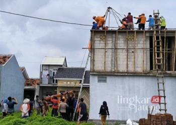 Proses evakuasi oleh Jajaran Polres Kendal, BPBD Kendal, Satpolkar Kendal serta PMI Kendal, kepada pekerja bangunan yang tersengat aliran listrik saat bekerja. (Arvian Maulana/Lingkarjateng.id)